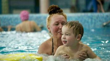 abuela y un nieto en el nadando piscina video