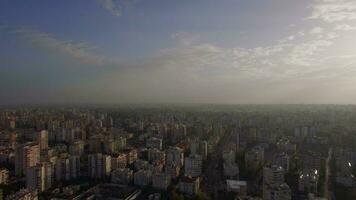 urban stadsbild under de dag med blå himmel video