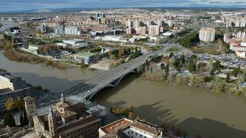 saragozza aereo scena con santiago ponte attraverso ebro fiume, Spagna video