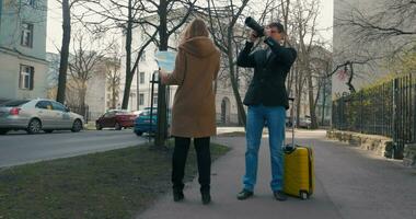 turistas con ciudad mapa y cámara en el ciudad video