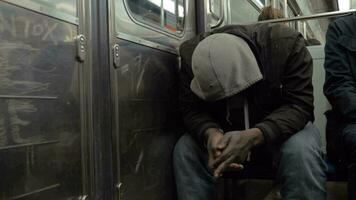 dakloos Mens in haveloos kleren op reis door metro trein video