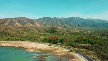 aéreo zangão vôo sobre uma azul água dique lago com montanhas panorama video