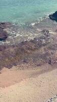 verticaal video voor turkoois blauw water en rotsen. zee, strand.