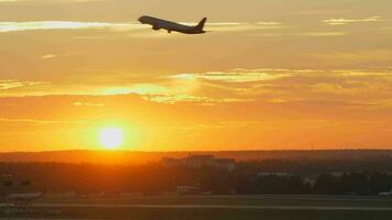 avião levando fora às pôr do sol video