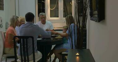 família comendo Melancia dentro a jantar quarto video