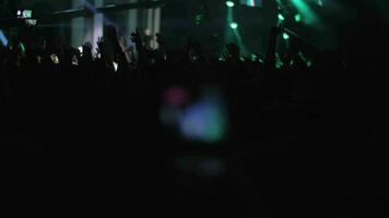 bailando música aficionados a el concierto de favorito cantante video