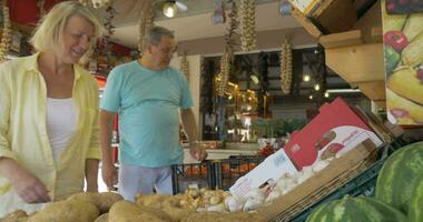 pessoas comprando tomates dentro mercearia video