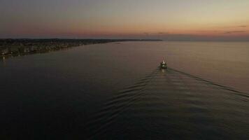 Antenne Schuss von Segeln Boot und entfernt Küste beim Nacht video