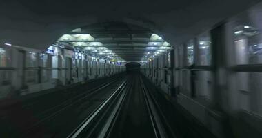 körlös underjordisk tåg kommande till de station video