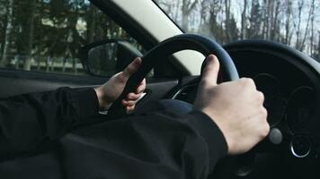 man körning en fordon. närbild av person händer på styrning hjul körning bil video