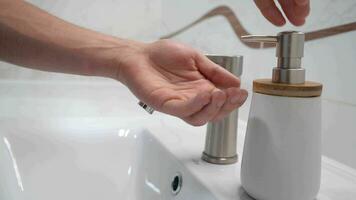 lavar mãos com Sabonete caloroso água fricção dedos lavando freqüentemente. 4k estoque imagens de vídeo. video