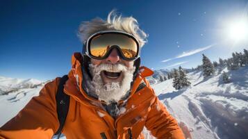 mayor hombre esquiar, Nevado montaña, postes, gafas de protección, jubiloso expresión foto