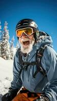 mayor hombre esquiar, Nevado montaña, postes, gafas de protección, jubiloso expresión foto