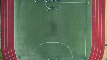 aereo Visualizza a partire dal fuco di calcio calcio campo con Giocatori. 4k azione filmato. video