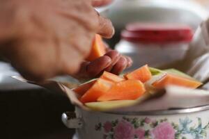 cerca arriba ver de persona rebanar varios frutas a hacer ensalada o rujak.indonesio especialidad alimento. foto