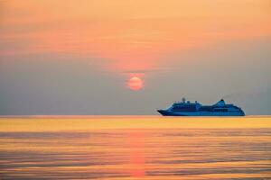 viaje por cruceros Embarcacion en el Oceano a puesta de sol foto