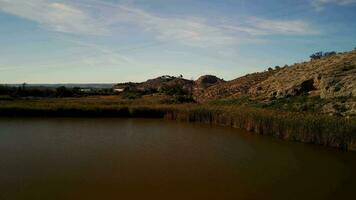 vliegend over- een reservoir in Madrid video