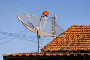 televisión satélite plato en el techo foto