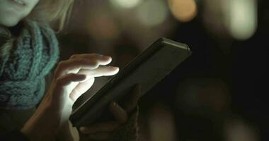 mujer escribiendo en tablet pc al aire libre video