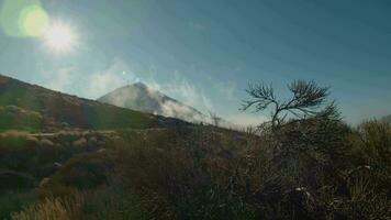 la nature scène avec montagnes route et brillant ensoleillement sur Tenerife video