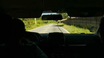 Fahren ein Auto auf ländlich Straße mit viele Grün Bäume um video