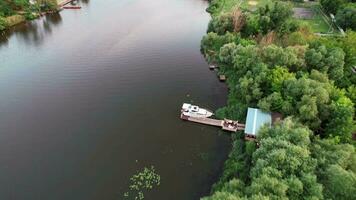 superiore Visualizza di il paesaggio a partire dal il blu fiume. aereo fuco video con il inoltrare telecamera movimento. 4k azione filmato.