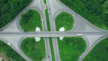 ocupado urbano tráfico. aéreo parte superior ver tráfico en circulo la carretera en ciudad a día. 4k valores imágenes. video