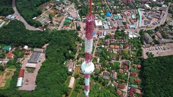 telekommunikation antenner över de stad. cellulär och internet torn med antenner. 4k stock antal fot. video