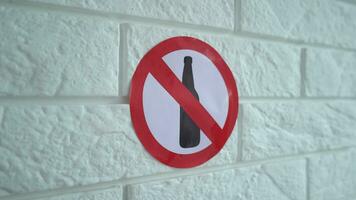 tecken Nej alkohol. Nej alkohol tecken på de vägg i 4k långsam rörelse. 4k stock antal fot. video