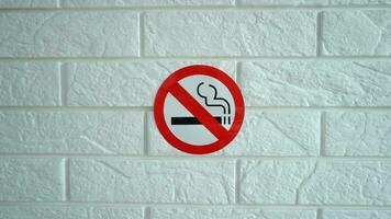 No de fumar signo. No de fumar firmar cuelga en un pared. 4k valores imágenes. video