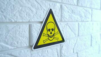eletricidade Perigo uma placa em amarelo fundo. uma Perigo placa trava em uma muro. 4k estoque imagens de vídeo. video