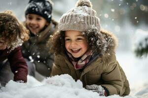 niños construir un monigote de nieve en el medio de que cae nieve foto