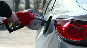 detailopname van Mens vulling benzine benzine brandstof in auto Bij gas- station video