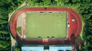 aéreo ver desde zumbido de fútbol americano fútbol campo con jugadores 4k valores imágenes. video