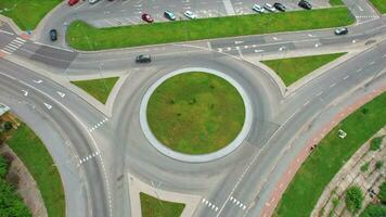 bezig stedelijk verkeer. antenne top visie verkeer Aan cirkel weg in stad Bij dag. 4k voorraad filmmateriaal. video