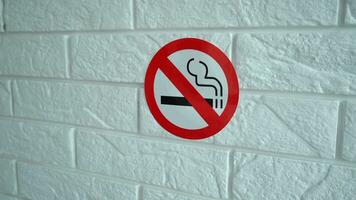 Nej rökning tecken. Nej rökning tecken hänger på en vägg. 4k stock antal fot. video