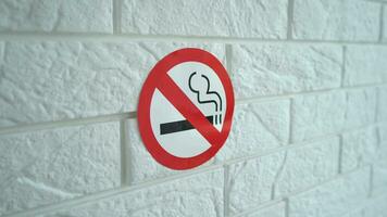 No de fumar signo. No de fumar firmar cuelga en un pared. 4k valores imágenes. video