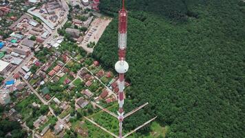 telecommunicatieverbinding antennes over- de stad. cellulair en internet toren met antennes. 4k voorraad filmmateriaal. video