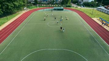 aérien vue de drone de Football football champ avec joueurs. 4k Stock images. video