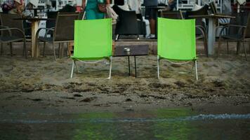 twee leeg ligstoelen met tafel Aan de strand video