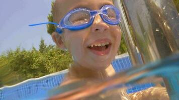 Kind, das eine Schutzbrille trägt, die im Pool taucht video