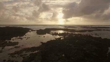 aéreo cerca arriba ver de agua olas cerca hebra en indio océano, Mauricio isla video