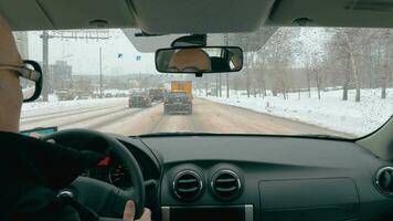 het rijden naar bestemming in winter stad video