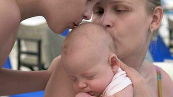 pojke kissing bebis syster och mamma video