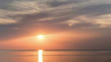 lasso di tempo di tramonto al di sopra di il mare video