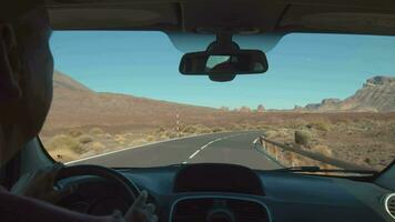 un la carretera ver en montaña zona desde un conducción coche video