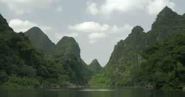 i trang ett bai i hanoi, vietnam sett pittoresk landskap av flod video