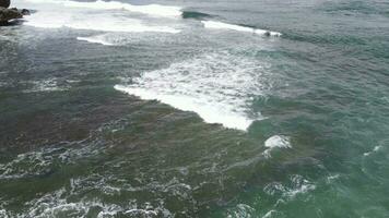 aérien drone vue de vagues à le plage dans yogyakarta Indonésie video