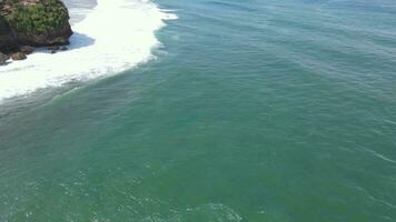 aérien drone vue de vagues à le plage dans yogyakarta Indonésie video