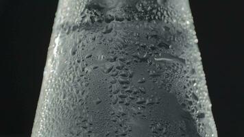 glas fles met sprankelend verkoudheid drinken video